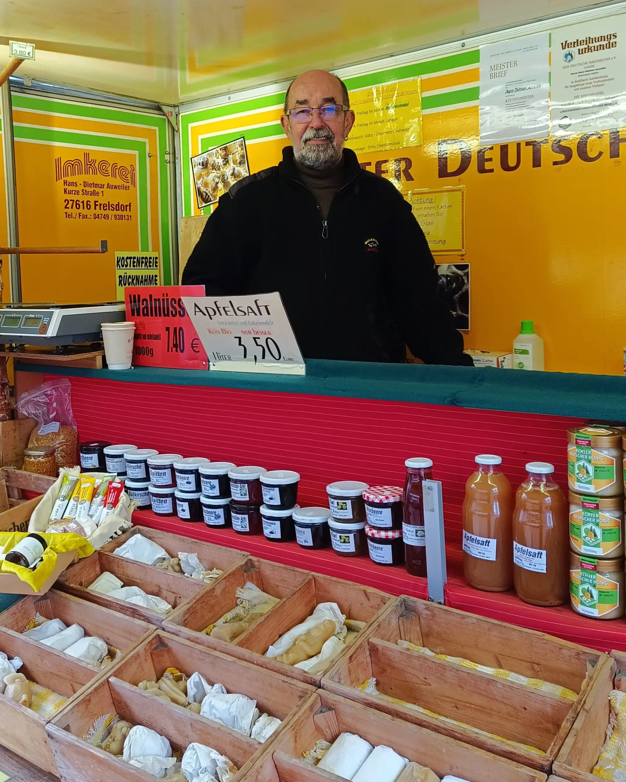 Hans-Dietmar Auweiler in seinem Verkaufswagen