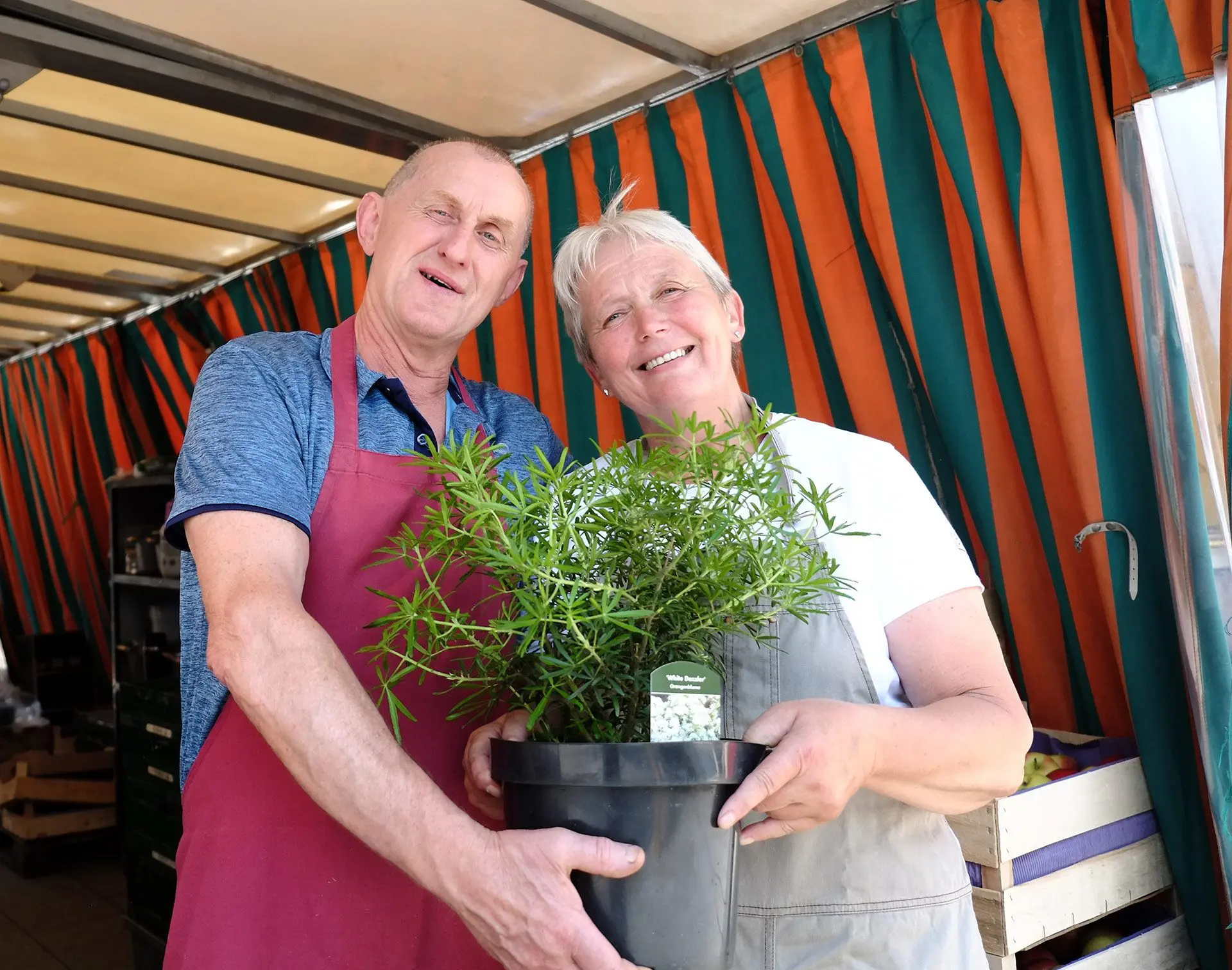 Detmar Steffens mit einer seiner letzten Kundinnen. Er geht in den Ruhestand.