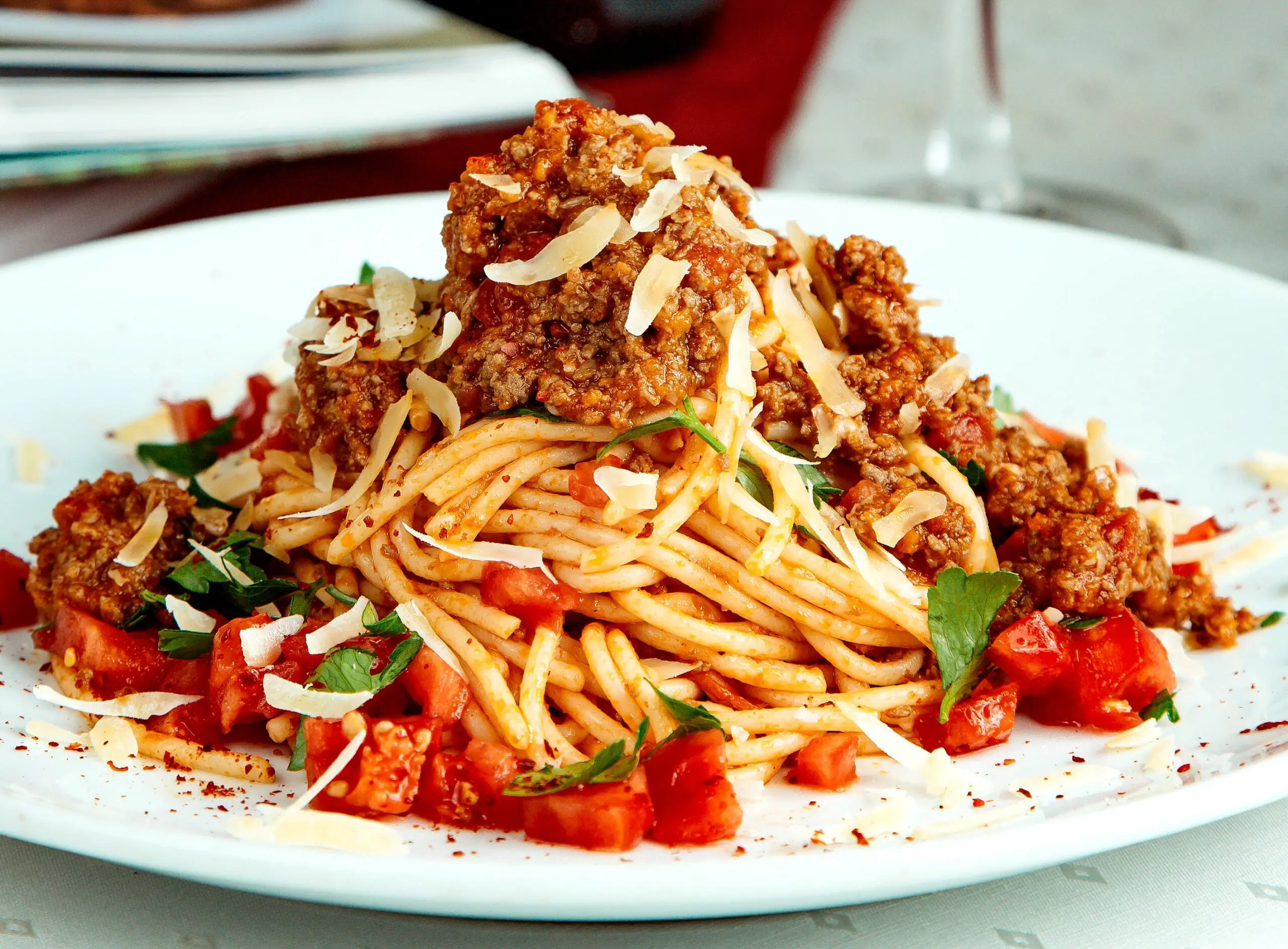 Ein schick angerichteter Teller mit Spaghetti (Wild-)Bolognese