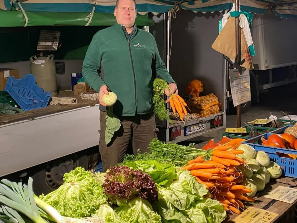 Markthändler Ralf Denker an seinem Stand in Vegesack