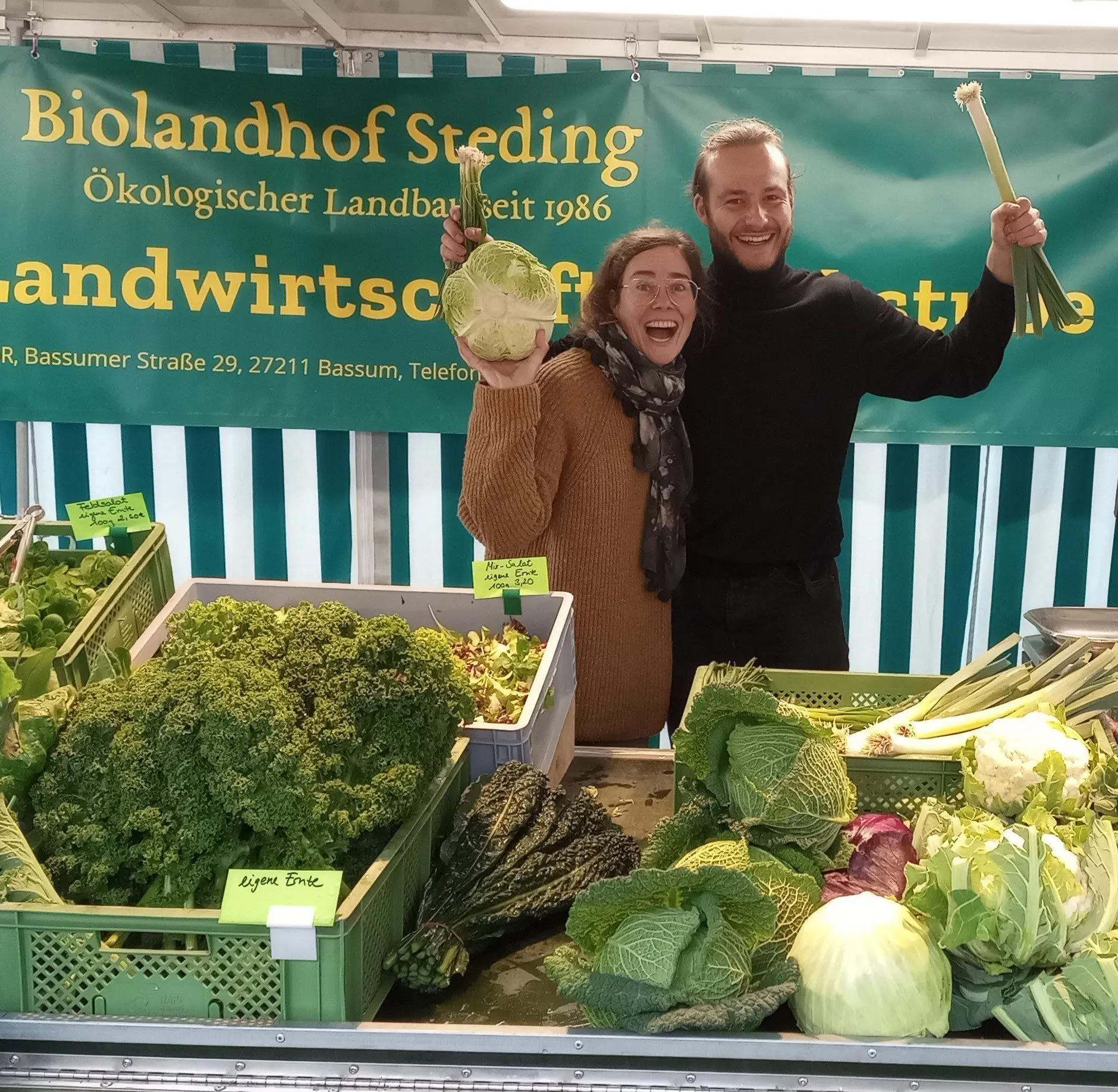 Julia Albrecht und ihr Mitarbeiter Nicolas Hasselbeck vom Bioland Hof Steding