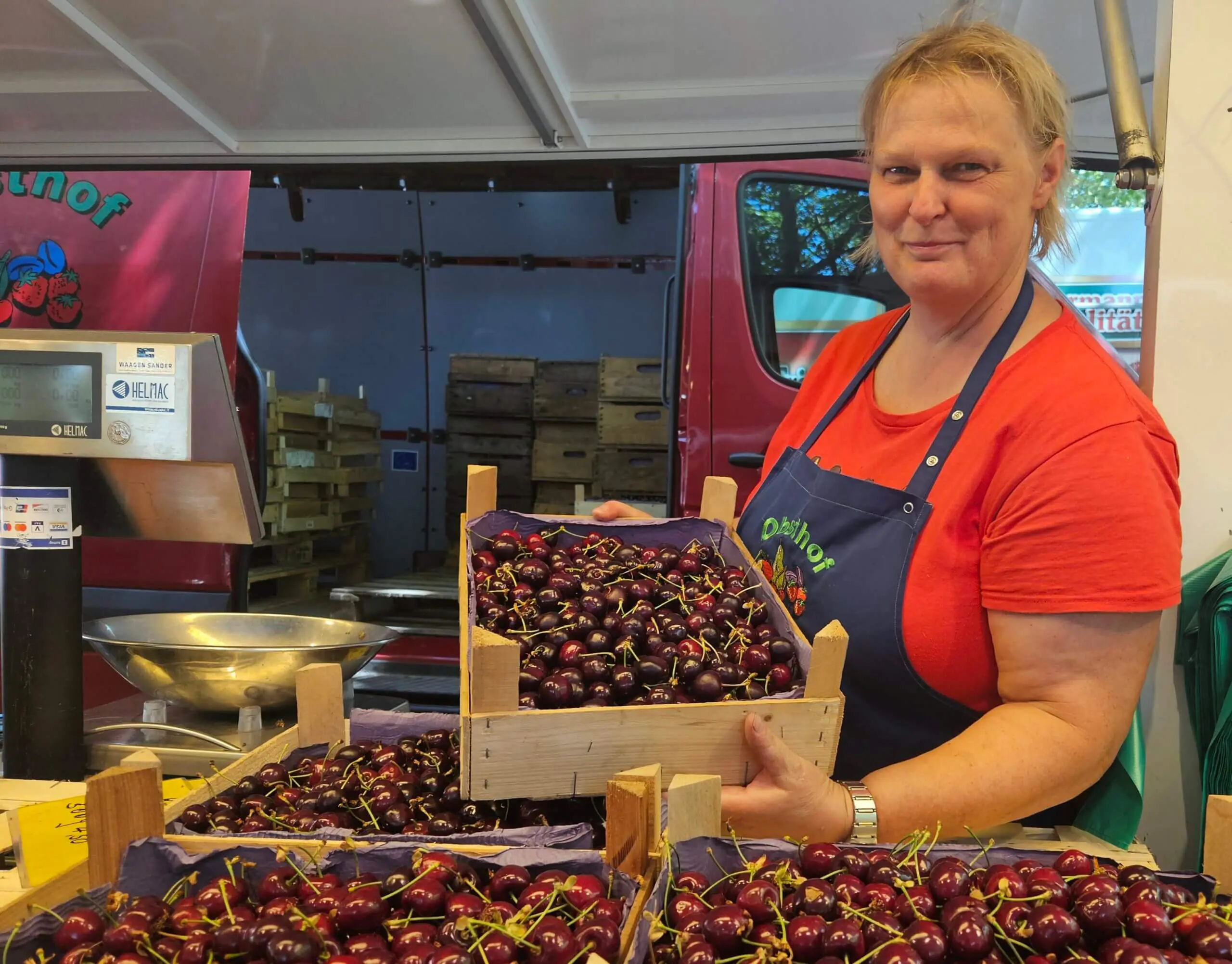 Mit Frühkirsche Wanda eröffnet Wiebke Scharnhorst die Saison an ihrem Stand auf dem Findorffmarkt.