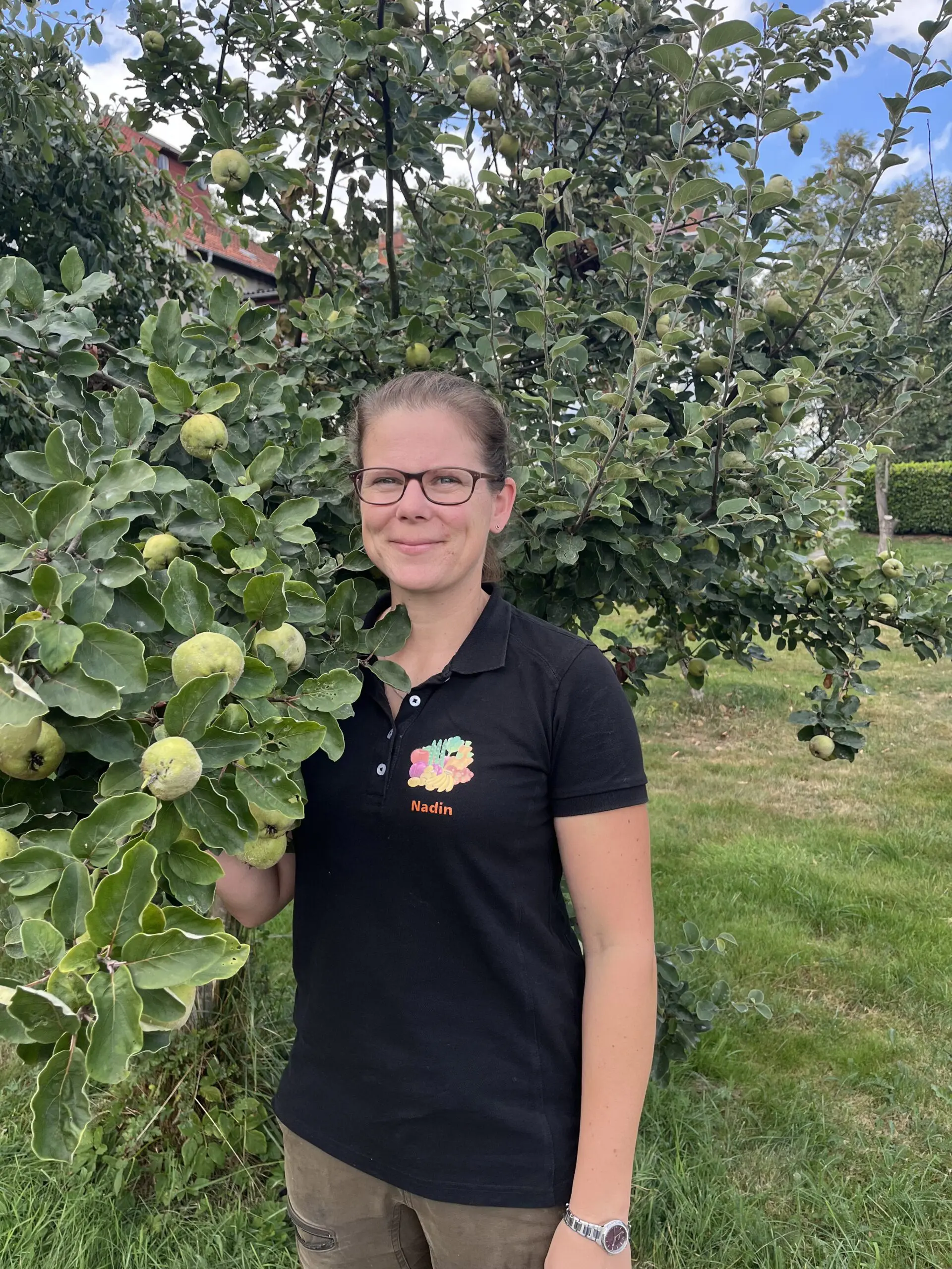 Nadin Täschler-Albrecht vor einem ihrer Quittenbäume