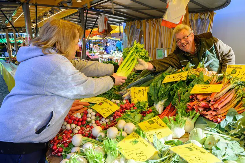 Björn True kann nicht nur Scheerkohl. An seinem Stand auf den Wochenmärkten in Bremen verkauft er auch anderes Obst und Gemüse.