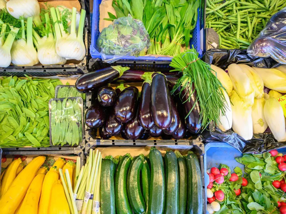 Blick auf einen Obst- und Gemüsestand auf dem Findorffmarkt
