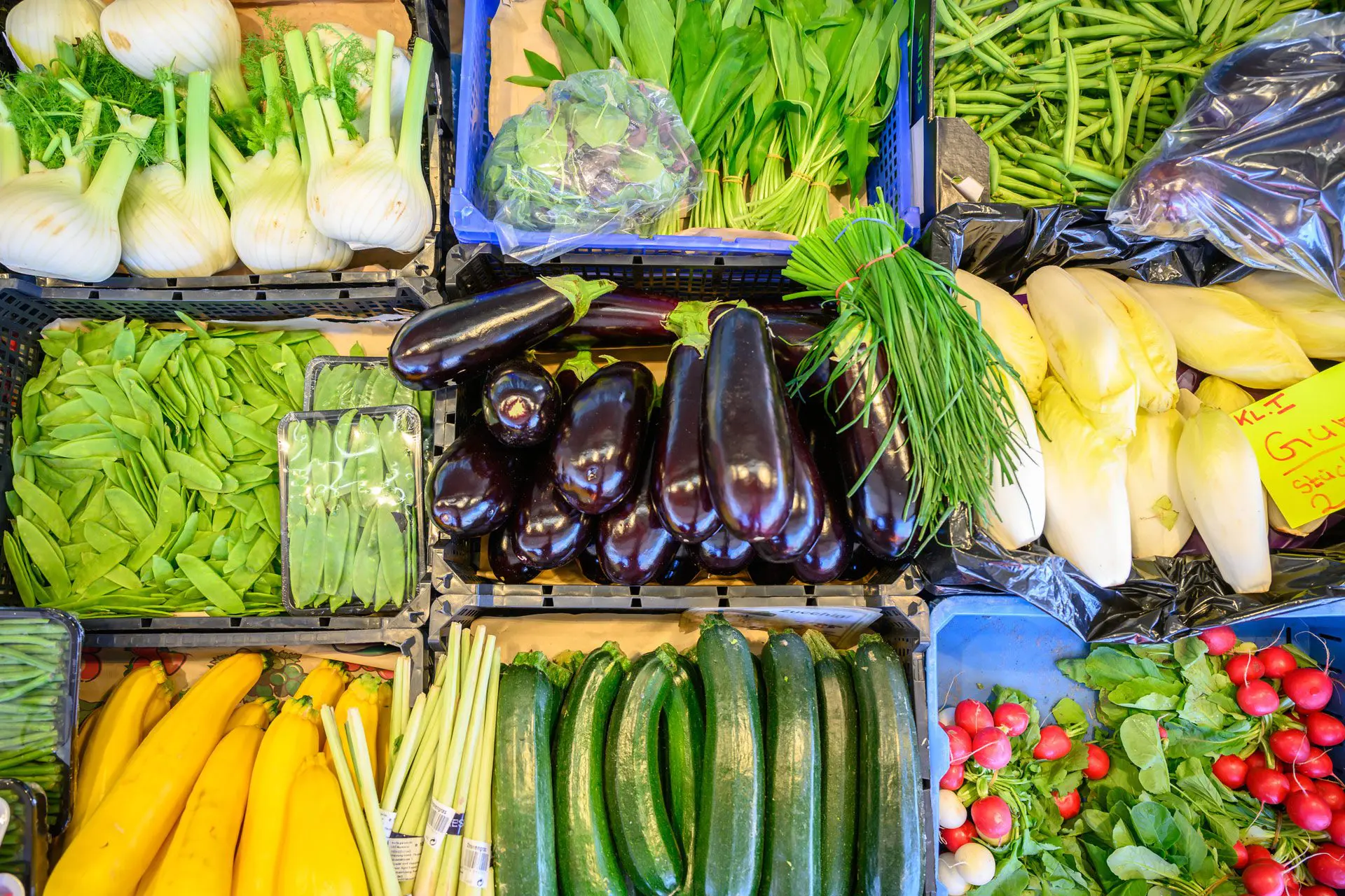 Blick auf einen Obst- und Gemüsestand auf dem Findorffmarkt