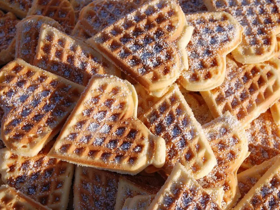 ein Haufen herzförmige Waffeln