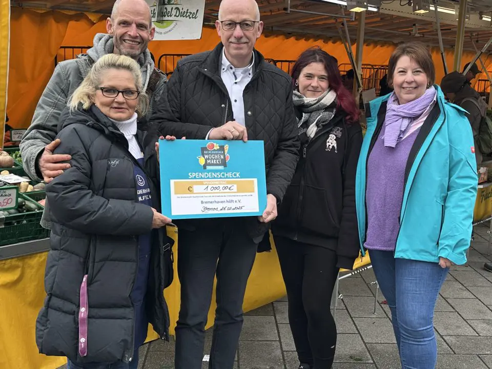 Scheckübergabe: (v.l.): Gaby Treschok vom Verein Bremerhaven hilft e.V., Marktsprecher Olaf Dietzel, Stadtverordnetenvorsteher Torsten von Haaren, Marktmeisterin Andrea Eichinger und Neele Thiem-Grieger vom Großmarkt Bremen