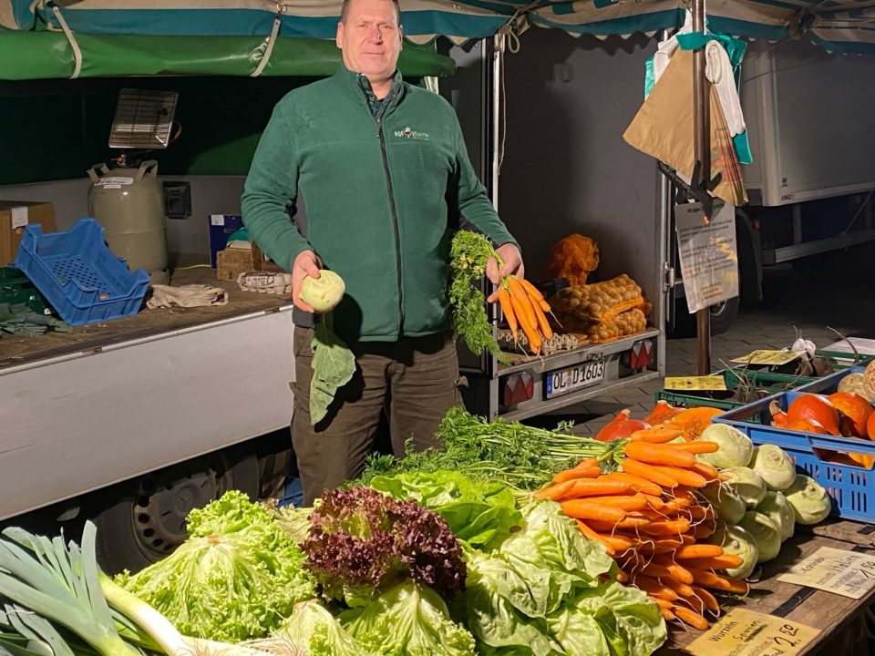 Markthändler Ralf Denker an seinem Stand in Vegesack