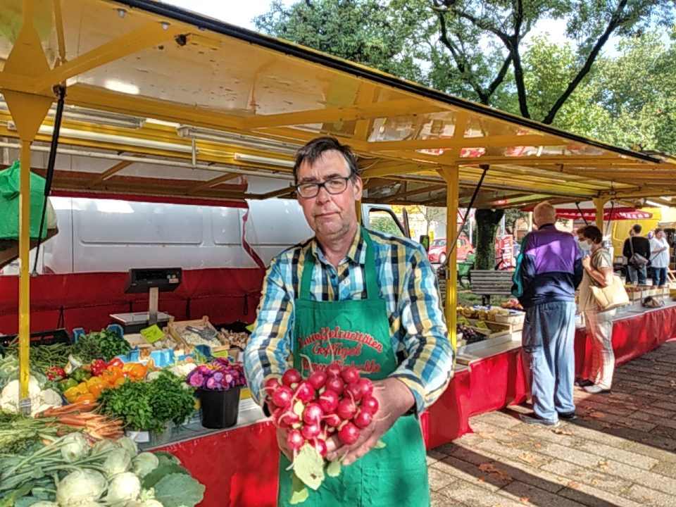Werner Jüntschke vor seinem Marktstand