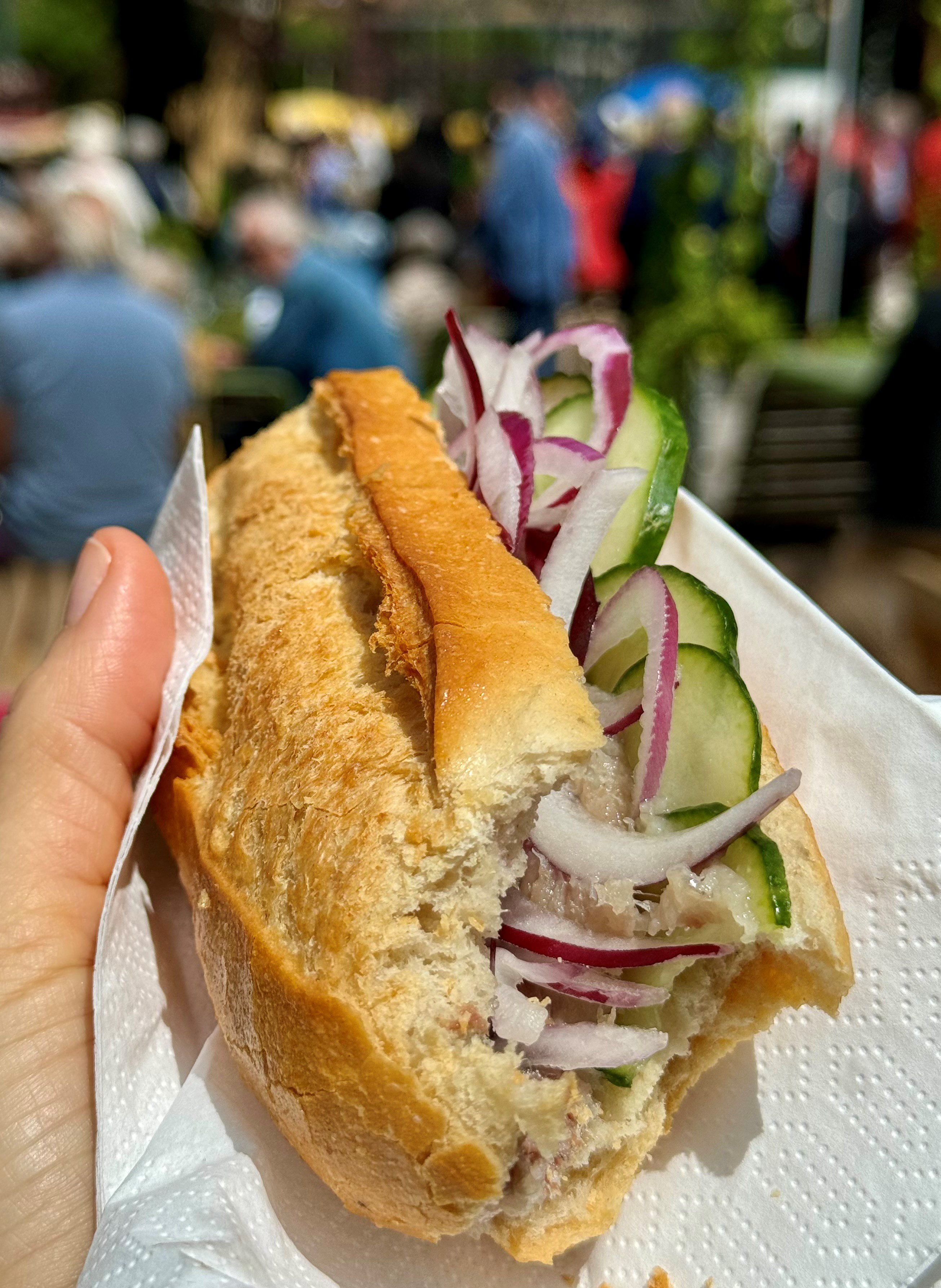Matjesbrötchen mit Zwiebeln